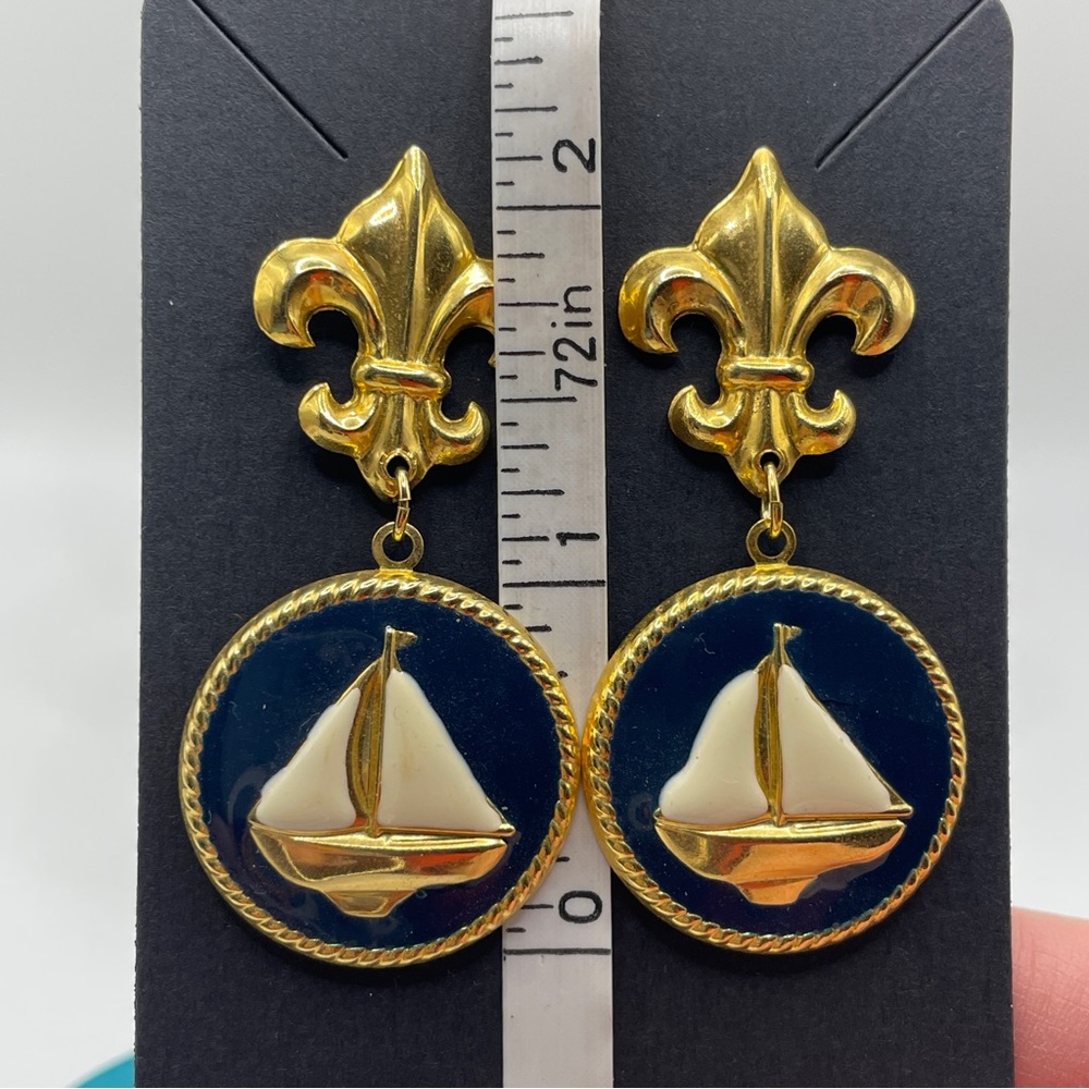 Vintage Gold Tone Fleur-de-Lis Nautical Sailboat Dangle Earrings NOS Deadstock - Picture 4 of 6